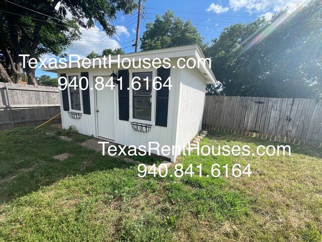 Building Photo - Gorgeous Home with updates and space!