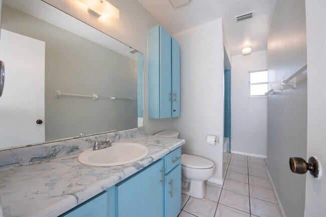 Building Photo - Cute 4/2 House In Buenaventura Lakes for Rent