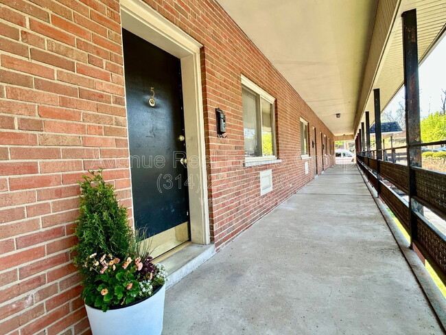 Building Photo - 129 E Lockwood Ave