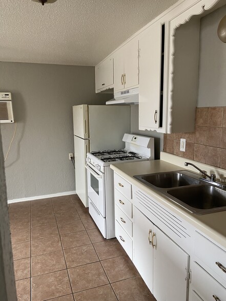 Building Photo - 410 E Walnut St