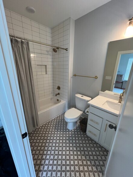 Building Photo - 213 Thompson Park Dr