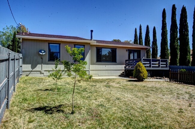 Building Photo - 3 Bedroom, 2 Bath Home in Diamond Valley!