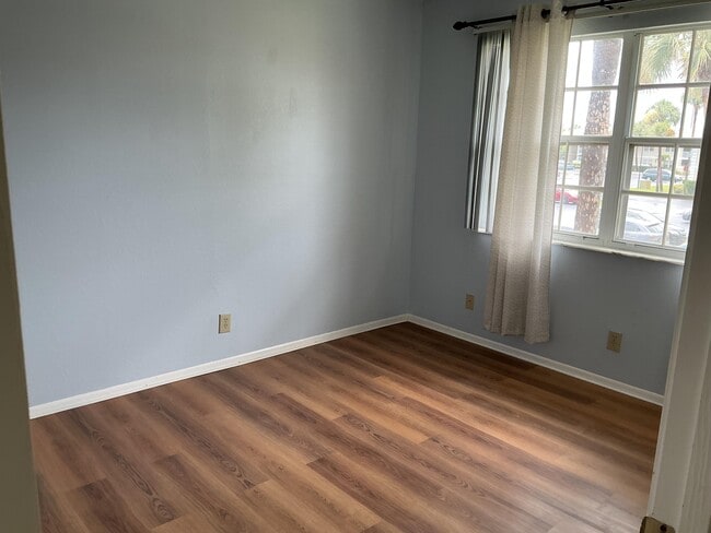 Building Photo - 1550 SE Royal Green Cir