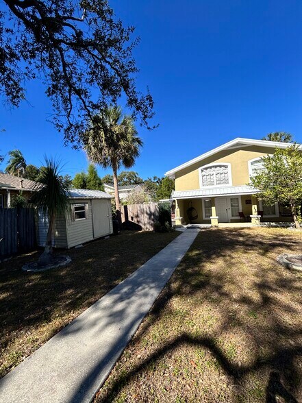 Building Photo - 203 W Crest Ave