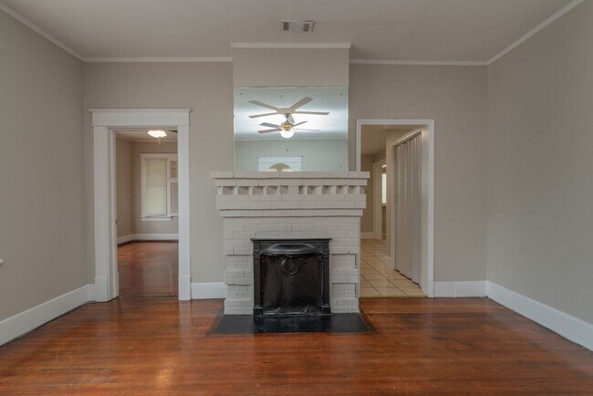 Building Photo - $1500 - 3 bed/1 bath house in Central Aven...