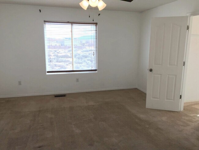 Building Photo - Spacious 4 bedroom Northern Meadows Home with Refriderated Air!
