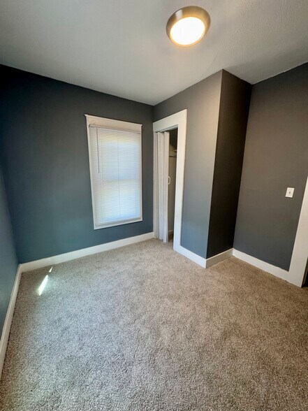 Building Photo - 616 E 6th St