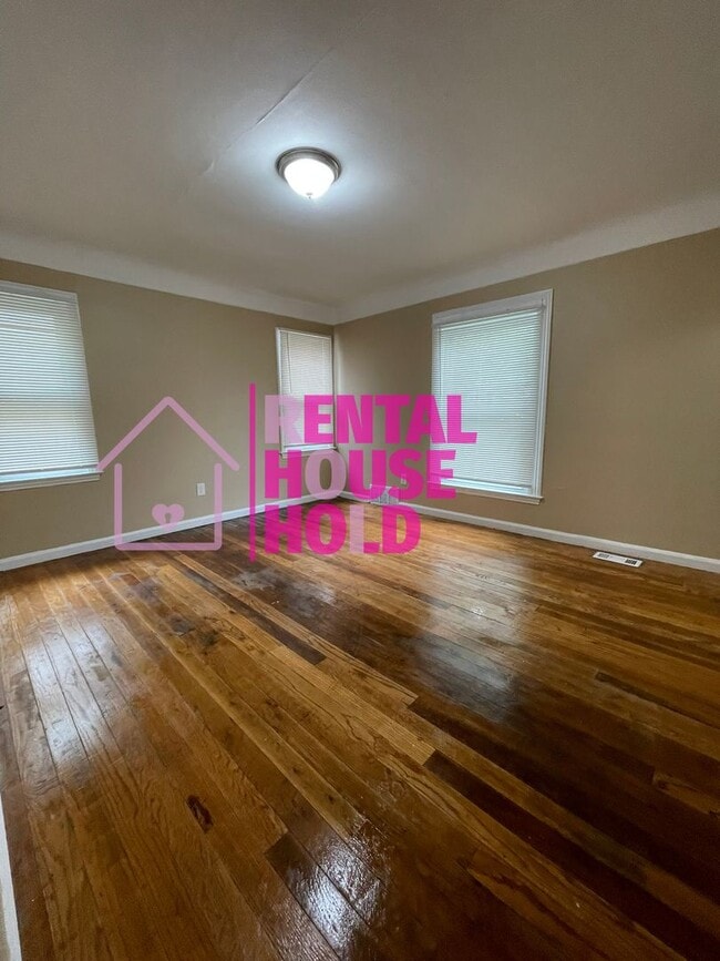Building Photo - ~ 3 BEDROOM 1.5  BATH SINGLE FAMILY HOME~ ...