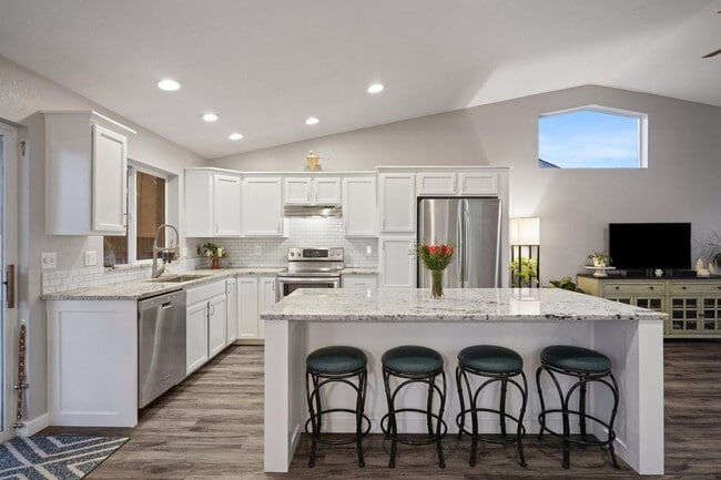 Building Photo - Beautifully Updated Home Near Dry Canyon Trailhead