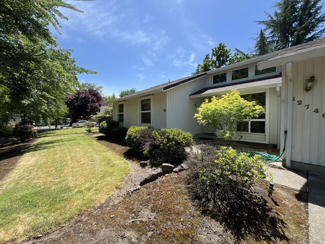 Building Photo - Charming Single-Level Home with Multiple Living Areas and Spacious Backyard Retreat
