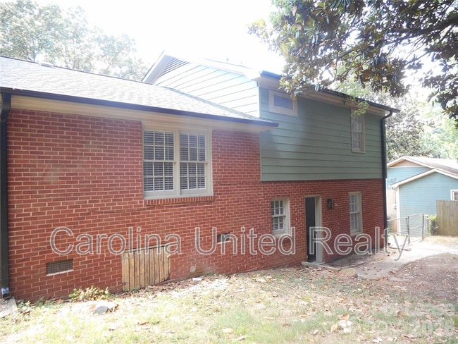Building Photo - 7556 Thorncliff Dr