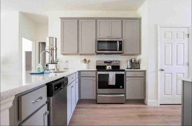 Building Photo - 708 Newhall Terrace