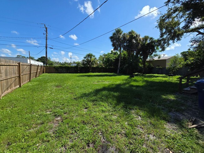 Building Photo - Cute 1 bed/ 1 bath Duplex Available now in...