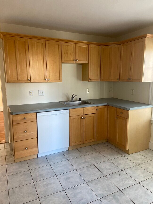 Primary Photo - 4 Fairlawn Ave