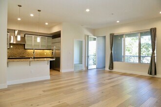 Building Photo - Luxury Condo Living in Central Park West –...