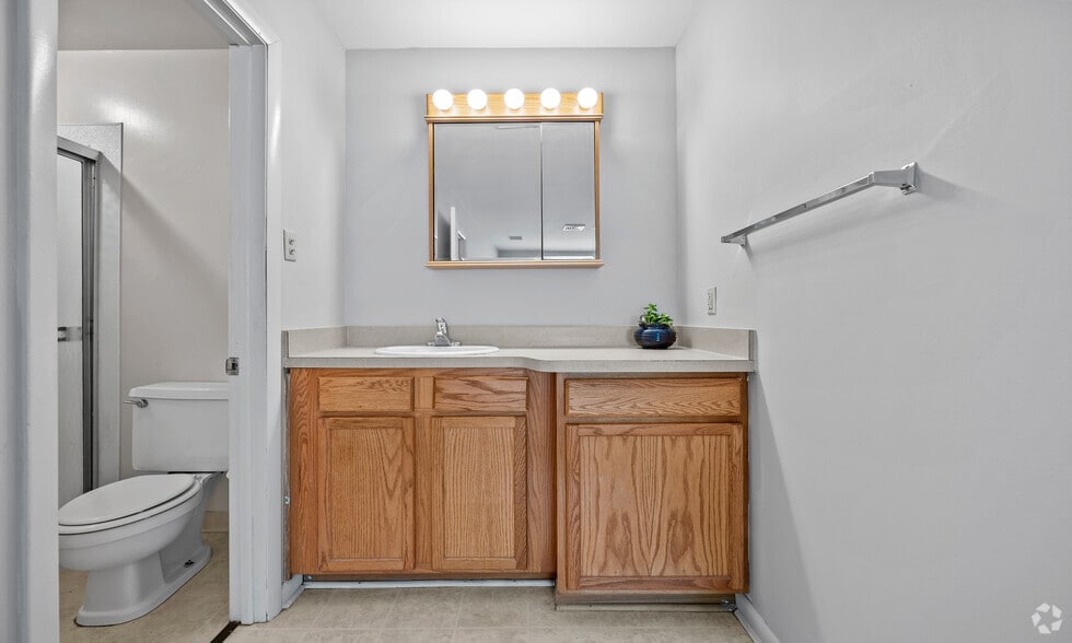2BR, 2BA 1000SF - The Yorklyn Apartments & Townhomes