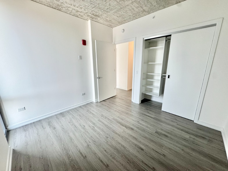 Building Photo - 461 W Chicago Ave