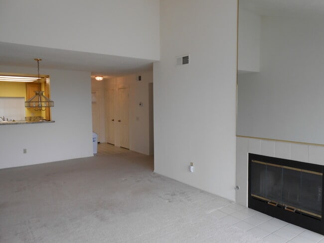 Building Photo - Beautiful remodeled 1 Bed one Bath in  Nor...