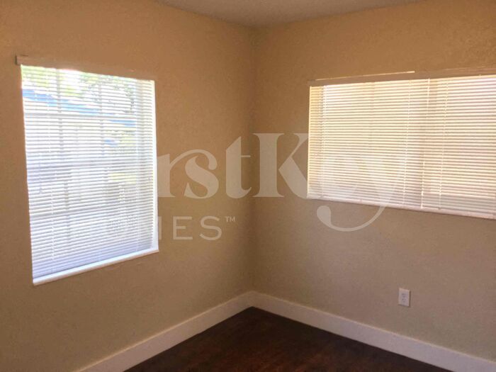 Building Photo - 810 NW 186th Dr