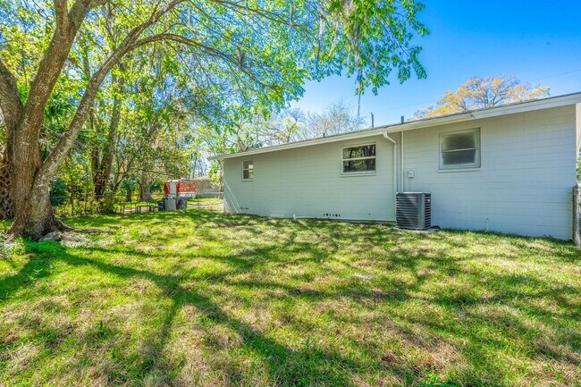 Building Photo - Fully Remodeled 2-Bedroom Home in Prime Or...