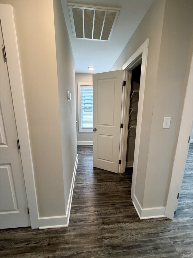 Building Photo - 52 Cuddington Ln