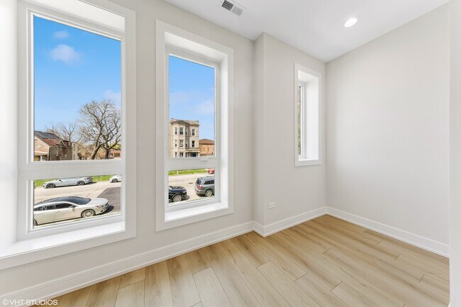 Building Photo - 5000 S Prairie Ave