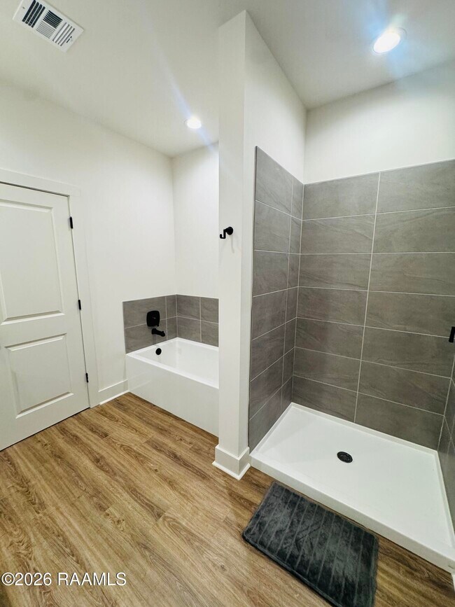Building Photo - 512 Highland Oaks Ln