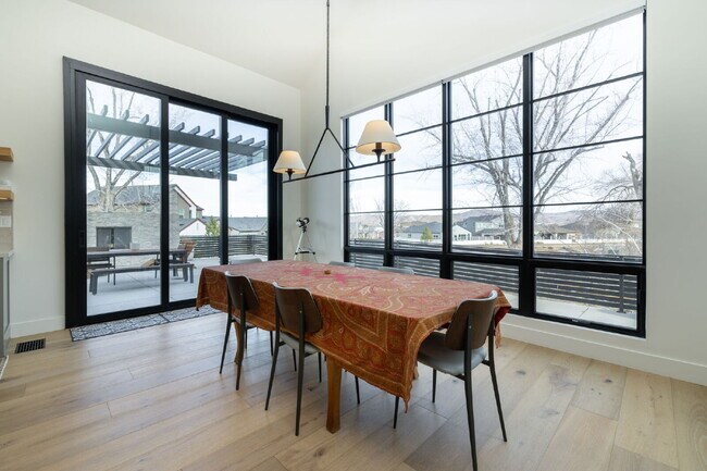 Building Photo - Beautiful Fully Furnished Custom Home in Rancharrah
