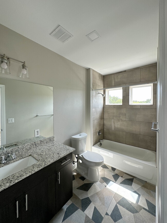 Building Photo - Pods @ Hickory - A2