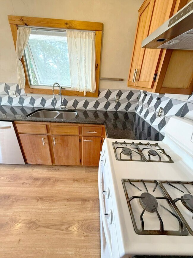 Building Photo - 1116 S Pinecrest Dr
