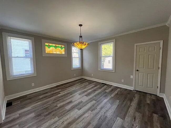 Building Photo - 2 Bedroom 1.5 Bath for rent in College Hill!