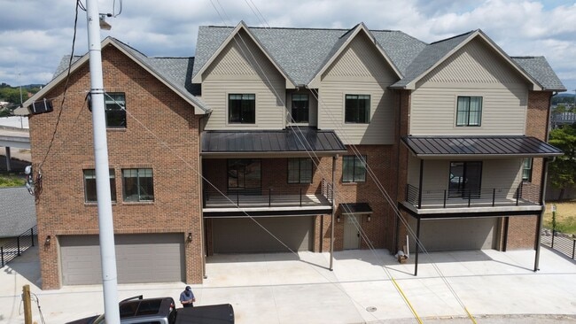 Building Photo - 1205 Hedge Ave