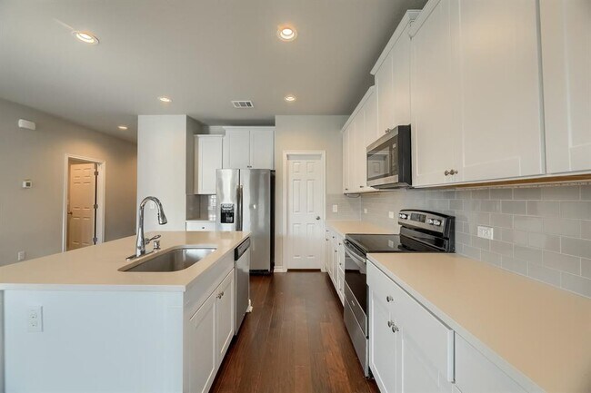 Building Photo - 108 Flexus Ln