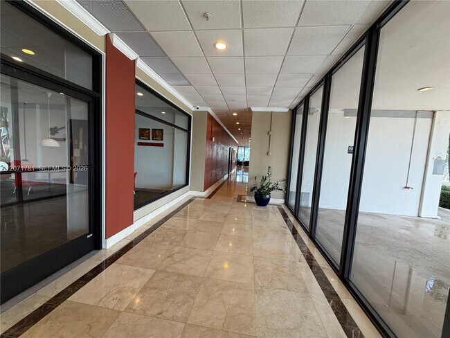 Building Photo - 400 Kings Point Dr