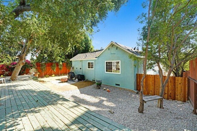 Building Photo - Charming Pasadena Duplex – Upstairs Unit