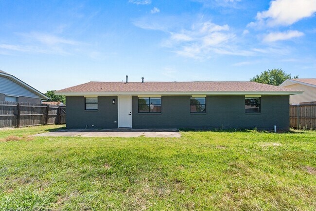 Building Photo - 1101 S Bouziden Dr