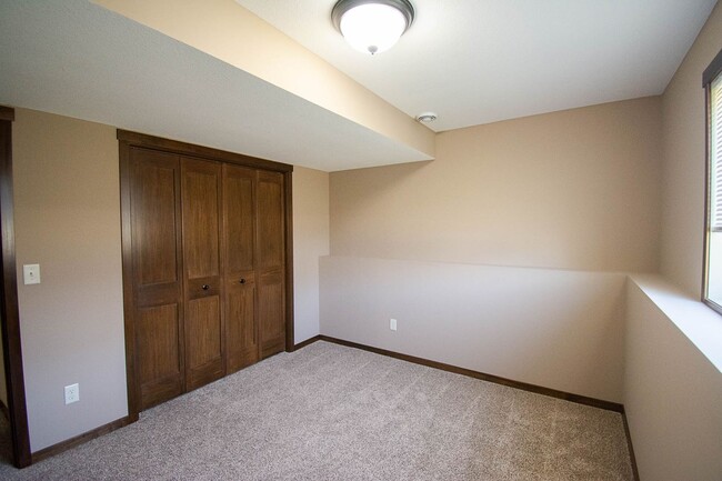 Building Photo - Move-In Ready NW Rochester Home with Finished Lower Level