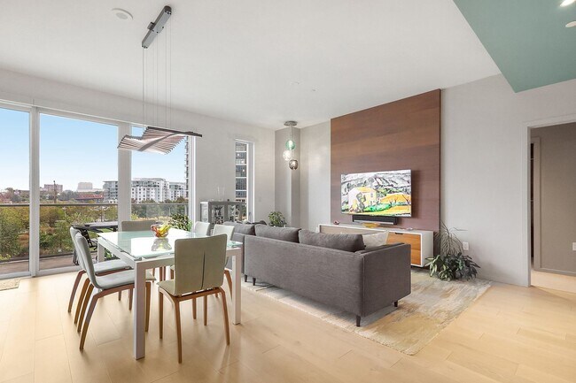 Building Photo - First Month's Rent FREE! Stunning East facing Pearl District condo located in The Vista Condomini...