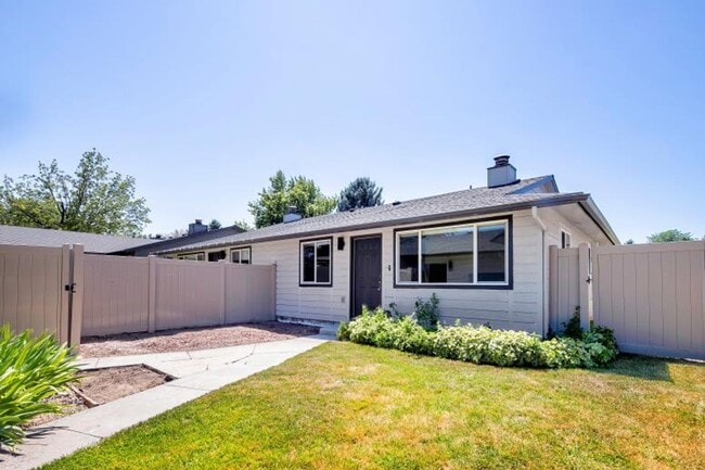 Building Photo - Completely Remodeled 3 Bedroom/1 Bathroom ...