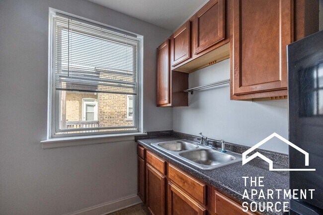 Building Photo - 2004 W Jarvis Ave