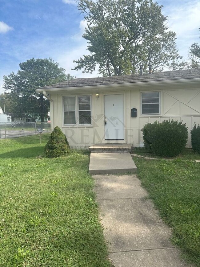 Primary Photo - 2 bed / 1 bath -4 plex - close to school -...