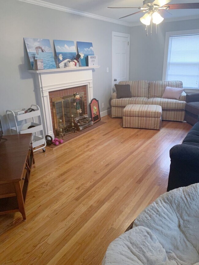 Building Photo - Beautiful 4 Bedroom 2 Bathroom home in the...