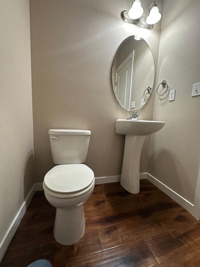 Building Photo - Listed For Rent