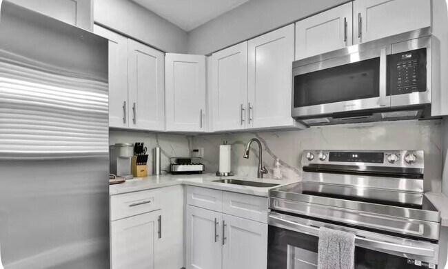 Building Photo - 708 SW 16th Ave