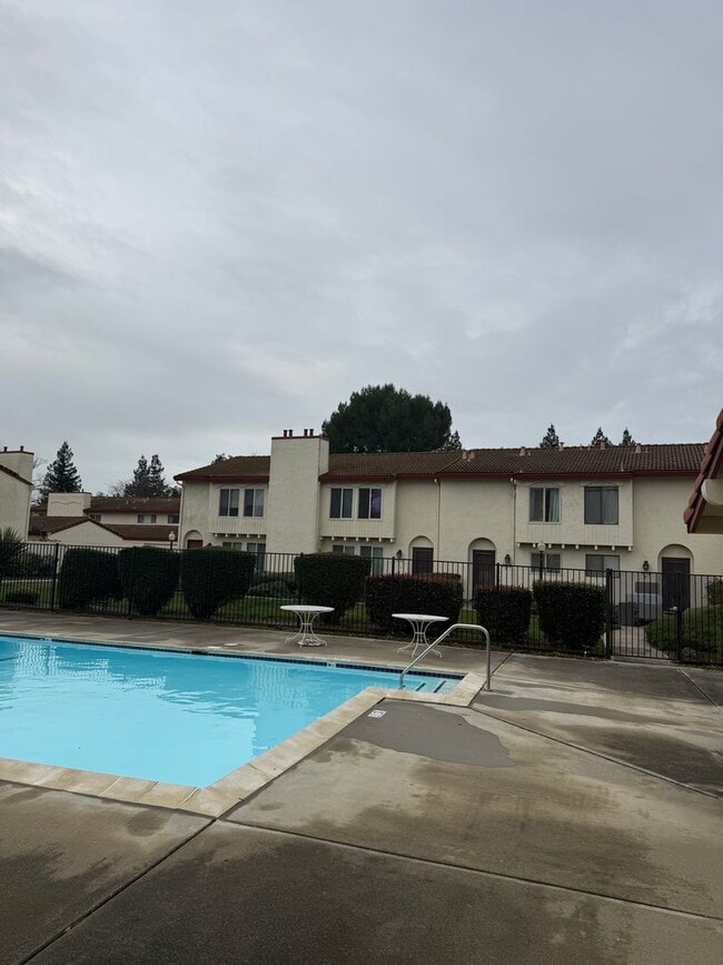 Building Photo - Town Home in South Davis!