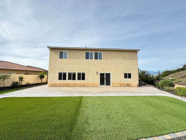 Building Photo - Beautiful 5Bd/3.5Ba Home in Cul-de-Sac in Riverside w/new Turf Back Yard and New Carpet!