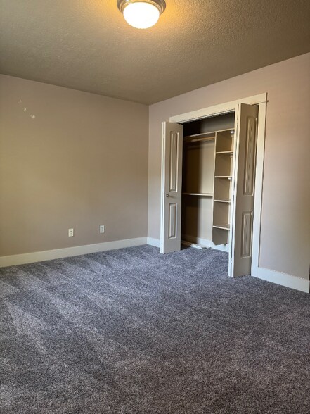 Building Photo - 894 E Shadow Creek Ln