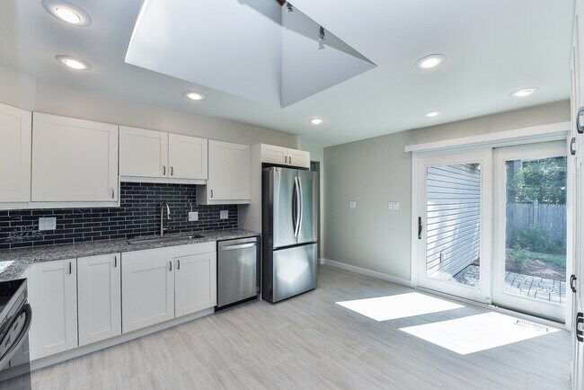 Building Photo - 5S480 Campbell Dr