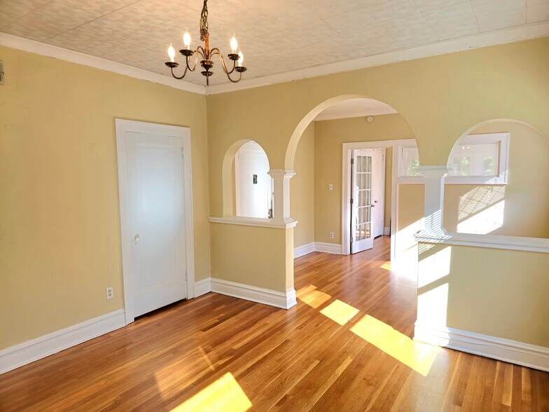 Building Photo - 7046 Forsyth Blvd