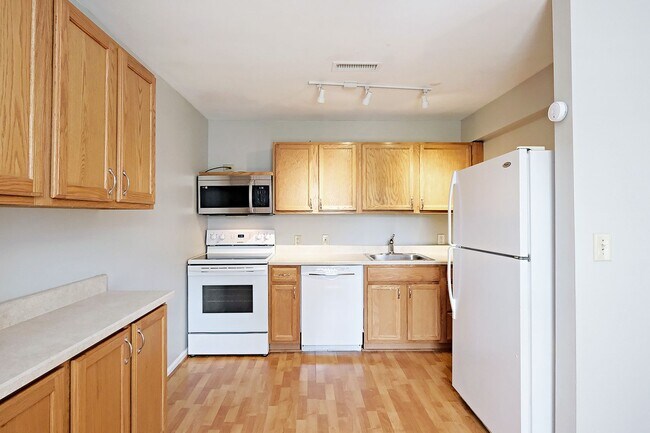 Building Photo - Villas at Southern Ridge 2BR Apartment with Community Amenities